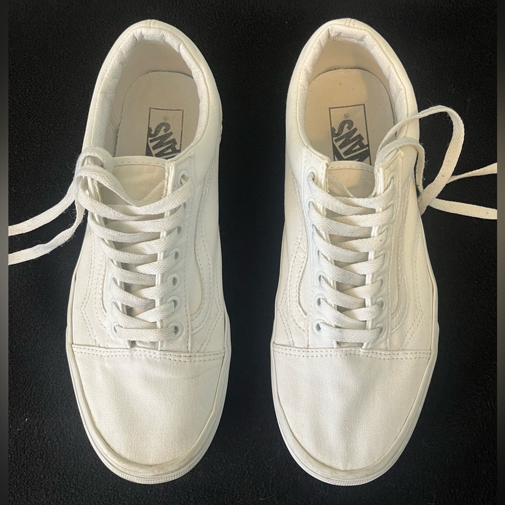 Unisex Vans White Sneakers. Men’s 9.5/ Women’s 11. Clean